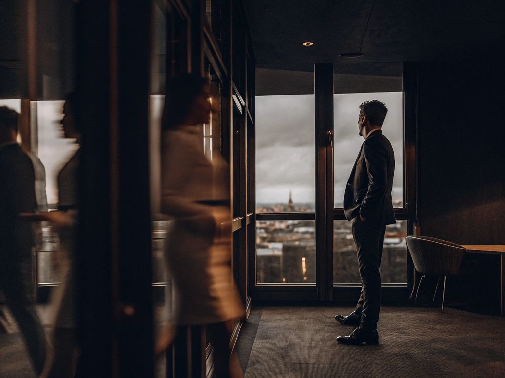 leader reflecting in fast-moving environment