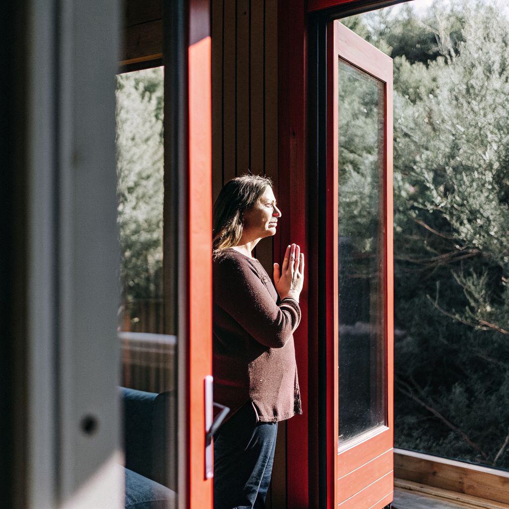 Leader pausing to reflect before a meeting, practicing conscious leadership under pressure