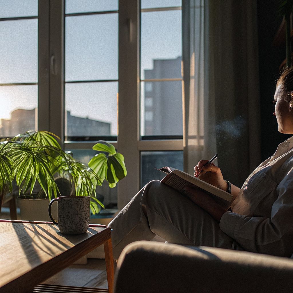 Leader journaling at sunrise as a conscious leadership daily ritual